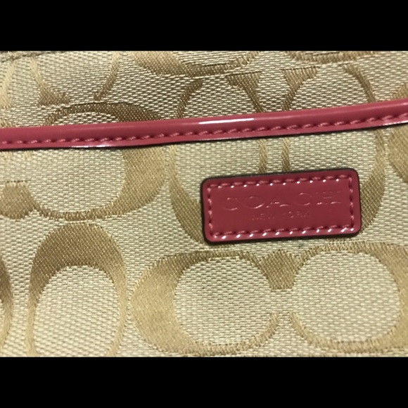 Classy, brand new, flawless coach wristlet - Picture 2 of 7